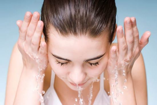 Cách rửa mặt khi bị mụn ẩn dưới da