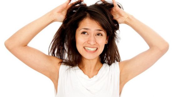Dùng móng tay cào da đầu là nguyên nhân gây gàu và rụng tóc