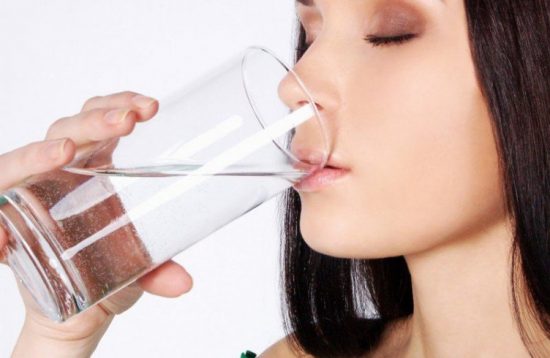 Uống nước giúp loại bỏ độc tố