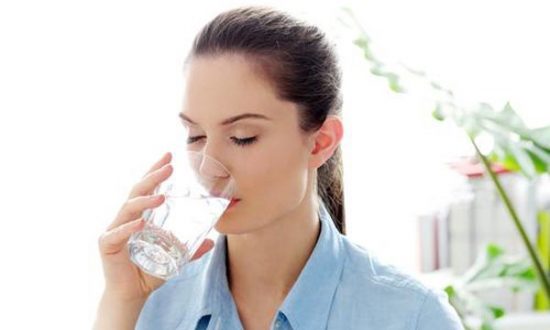 Ngăn ngừa sỏi thận từ việc uống đủ nước mỗi ngày