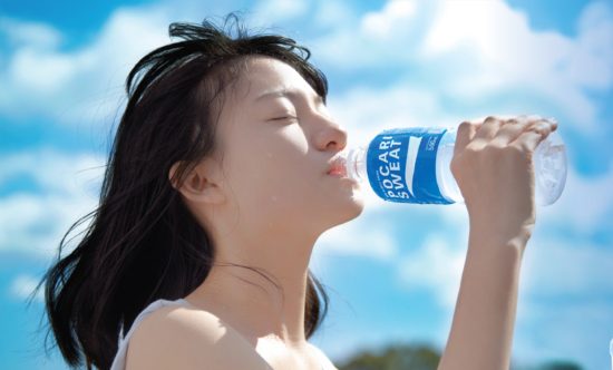 Uống nước giúp nuôi dưỡng làn da